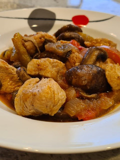 Una foto de Guiso de solomillo de pavo con champiñones y pimientos