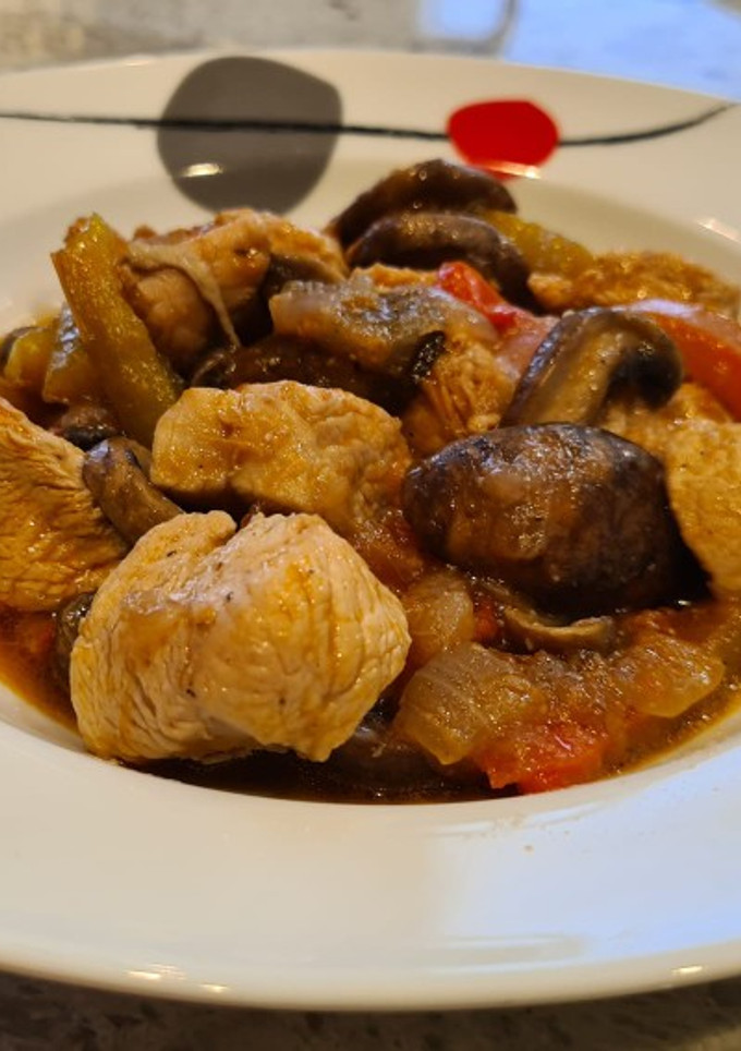 Una foto de Guiso de solomillo de pavo con champiñones y pimientos