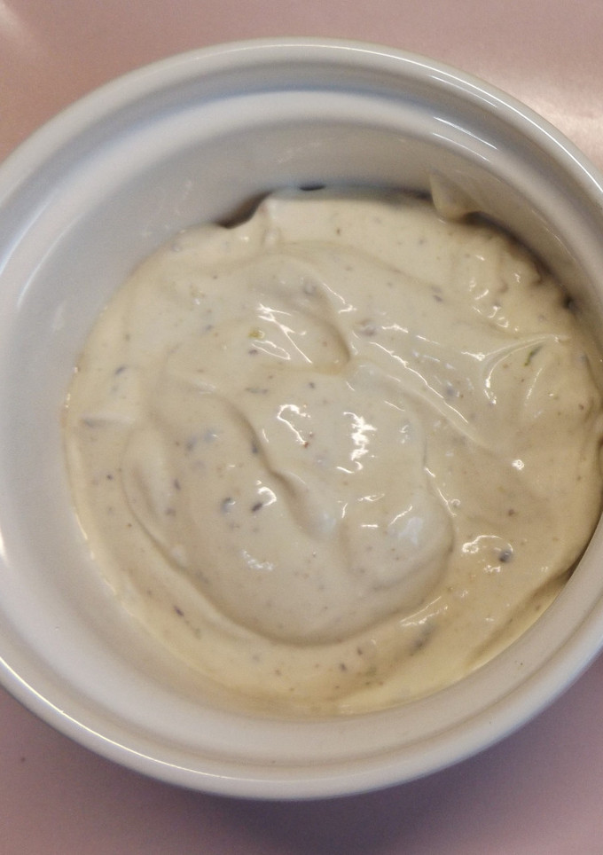 Una foto de Salsa de mayonesa con anchoas y cúrcuma
