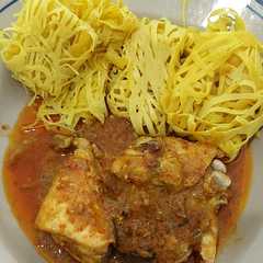 A picture of Roti Jala dengan Kari Ayam.