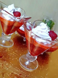 صورة لوصفة تحلية الفراولة بالكريمة 😋 بدون فلان