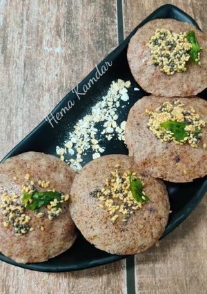રાગી ઓટ્સ ઇન્સ્ટન્ટ ઈડલી (Ragi Oats idli recipe in Gujarati) રેસીપી મુખ્ય ફોટો