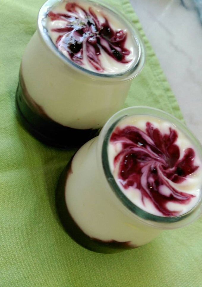 Una foto de Yogur griego con Coulis de frutos del bosque