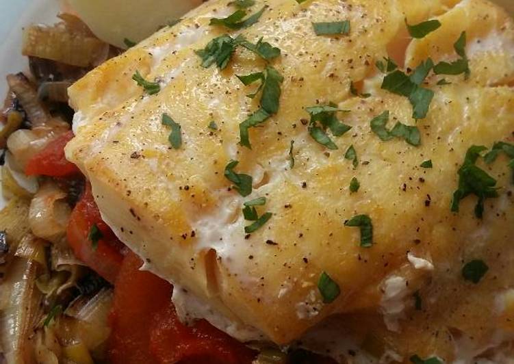 Recipe of Award-winning Vickys Smoked Haddock with Leek and Tomato Sauce GF DF EF SF NF