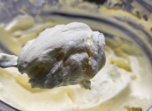 Una foto de Frosting de queso crema sin azúcar para usar como cobertura o relleno