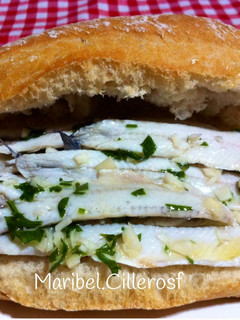 Una foto de Montadito de boquerones en vinagre