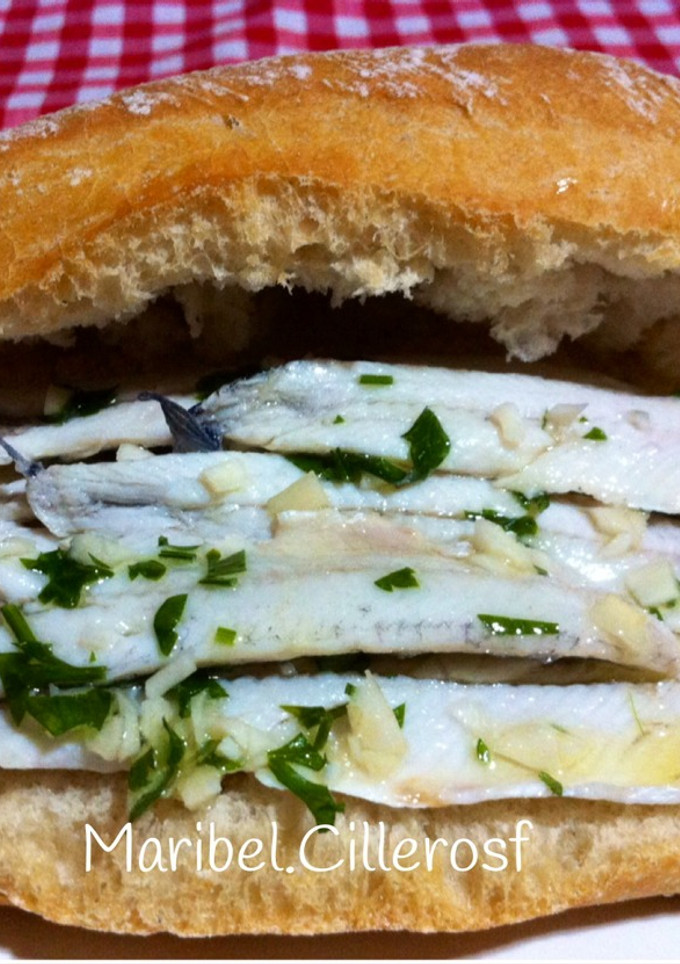 Una foto de Montadito de boquerones en vinagre