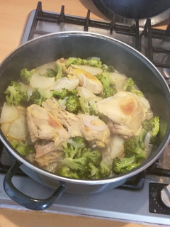 Una foto de Pollo con brócoli y papa