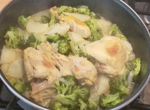 Una foto de Pollo con brócoli y papa