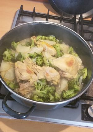 Una foto de Pollo con brócoli y papa
