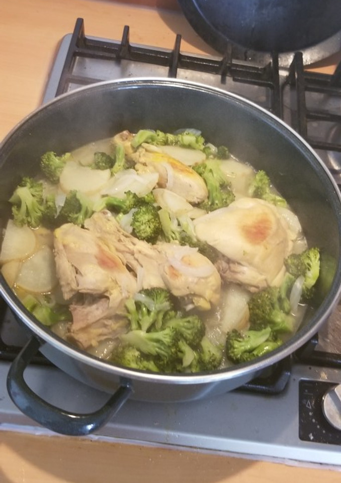 Una foto de Pollo con brócoli y papa