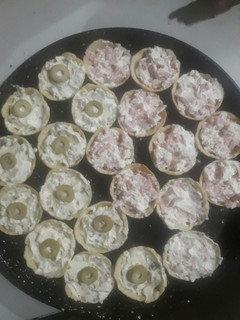Una foto de Tarteletas saladas de jamón, aceituna y morrón