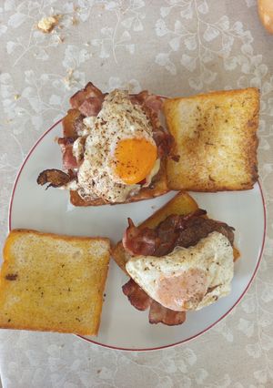 Una foto de Hamburguesa Casera con Bacon, Huevo y Queso