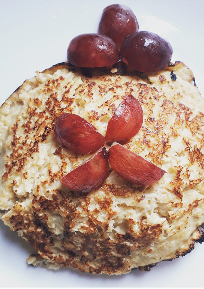 Una foto de Panqueca de avena con banano y coco