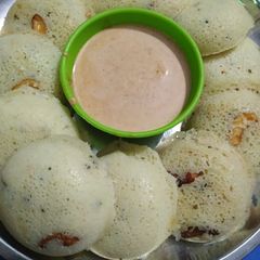 A picture of Rava idli😘😘with peanut chutney 🥜🥜.