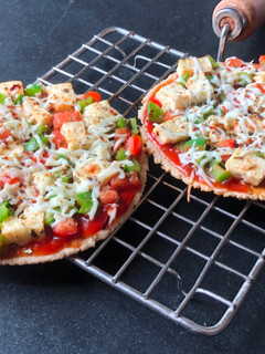 ભાખરી પીઝા (Bhakhri Pizza Recipe In Gujarati) રેસીપી મુખ્ય ફોટો