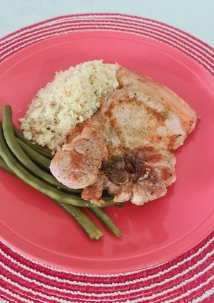 Una foto de Arroz de coliflor y chuleta a la plancha