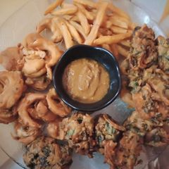 Mix Pakora platter A picture of Mix Pakora platter.