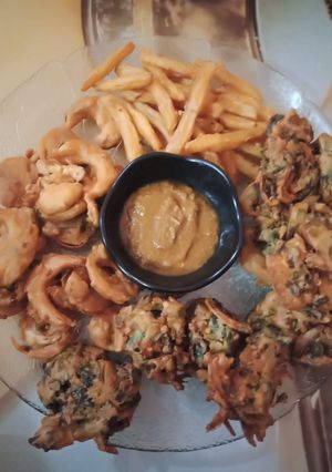 A picture of Mix Pakora platter.