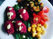 Una foto di insalata di barbabietola