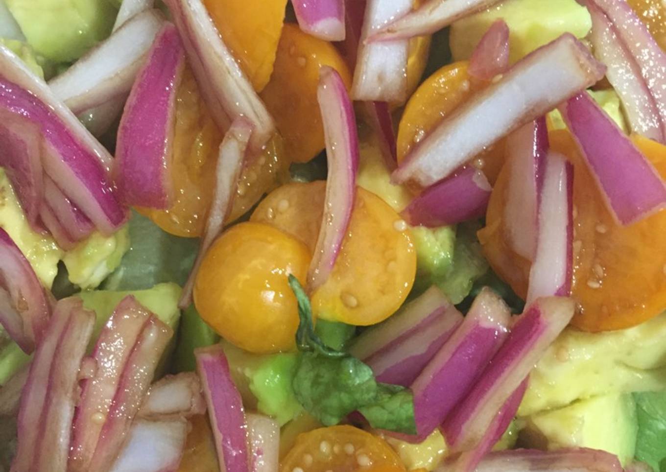 Ensalada de aguacate y uchuvas
