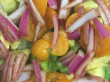 Ensalada de aguacate y uchuvas