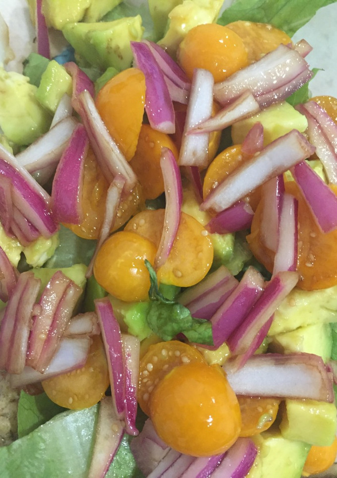 Una foto de Ensalada de aguacate y uchuvas