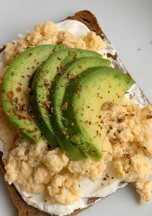 Foto de Tosta de Ovo Mexido, Queijo Creme e Abacate