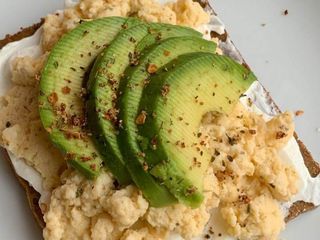 Tosta de Ovo Mexido, Queijo Creme e Abacate