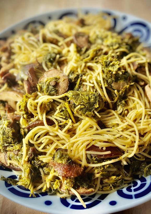 Una foto de Spaghetti con grelos y shiitakes