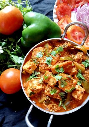 कड़ाई पनीर और पराठा (kadai paneer aur paratha recipe in Hindi) रेसिपी मुख्य फोटो