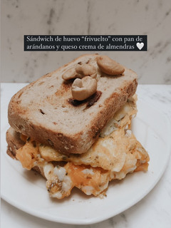 Una foto de Sándwich de huevo “frivuelto” con pan de arándanos y queso crema de almendras 🤍