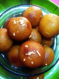रताळ्याचे गुलाबजाम (ratlyahce gulab jamun recipe in marathi) रेसिपी चे मुख्य फोटो