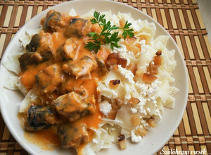 Tejfölös harcsapaprikás túrós csuszával, tepertővel recept fotója