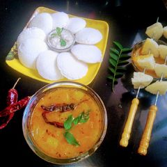 A picture of Idli chutney sambar.