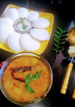 A picture of Idli chutney sambar.