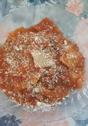 Una foto de Ravioles con salsa portuguesa y carne
