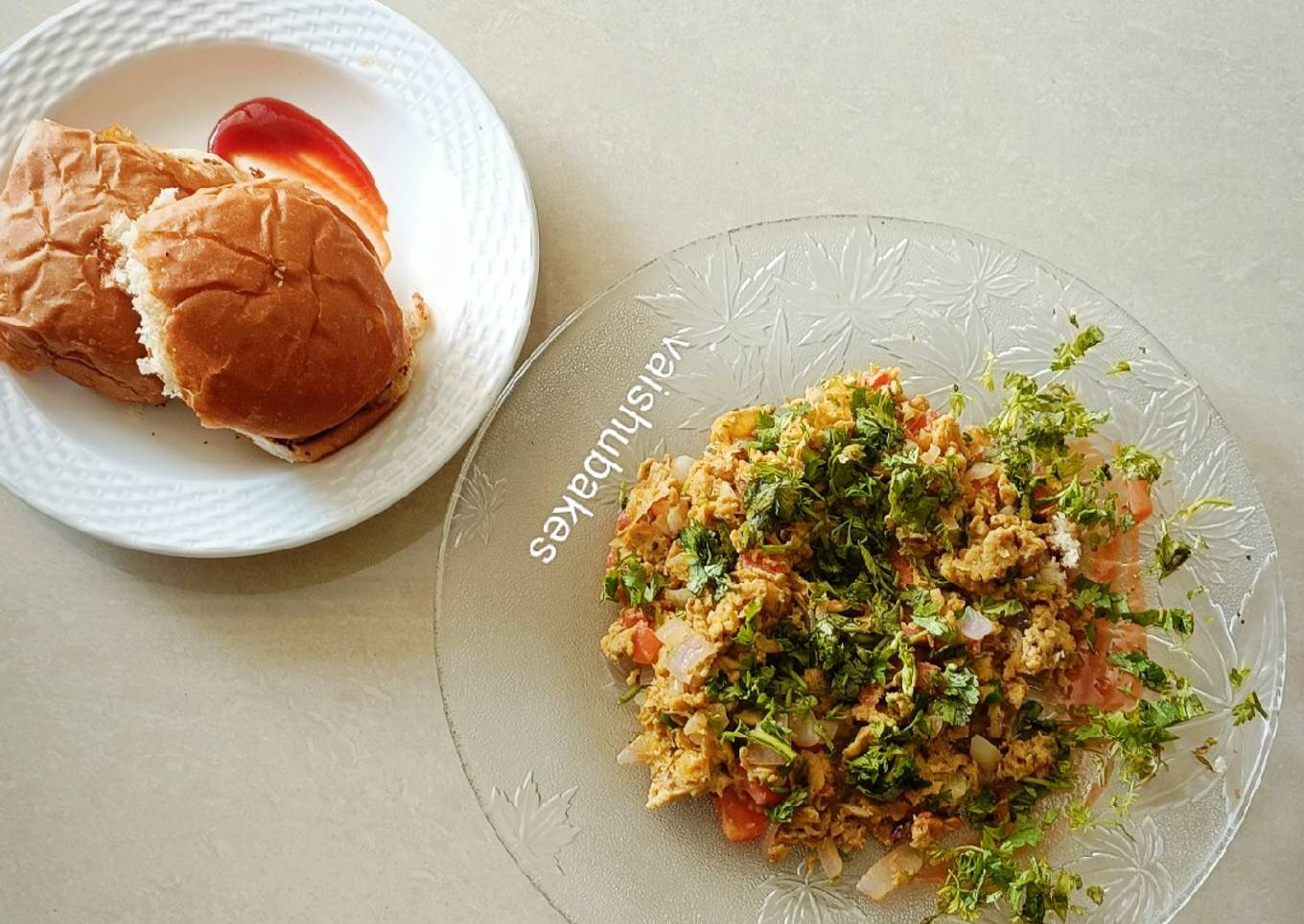 Egg Bhurji with Paav/ scrambled eggs and buns