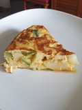 Tortilla de papas, calabacín y salmón