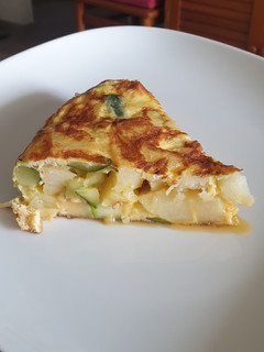 Una foto de Tortilla de papas, calabacín y salmón