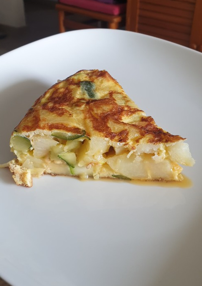 Una foto de Tortilla de papas, calabacín y salmón