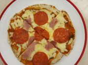 Una foto de ajo y perejil pizza