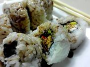 Una foto de sushi surimi