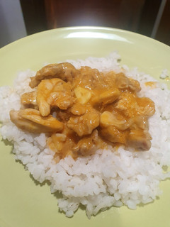 Una foto de Pollo con salsa de curry y leche de coco