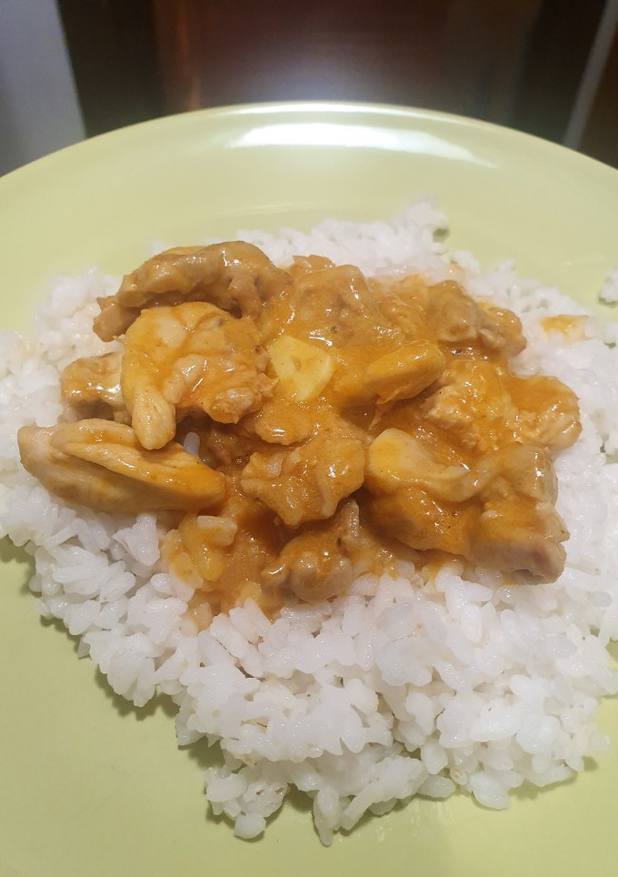 Una foto de Pollo con salsa de curry y leche de coco