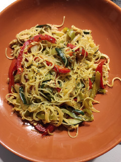 Una foto de Fideos cristal (noodles) con verduras y atún/carne "Tipo chino"
