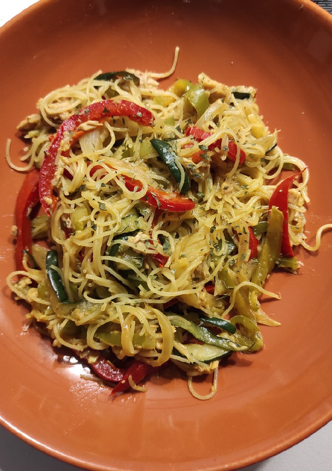 Una foto de Fideos cristal (noodles) con verduras y atún/carne "Tipo chino"