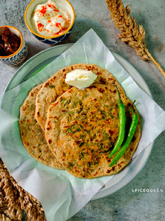 મુલી કે પરાઠે (Mooli ke parathe recipe in Gujarati) રેસીપી મુખ્ય ફોટો