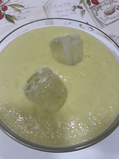 Una foto de Sopa fría de melón aguacate yogur de piña y pepino con jengibre