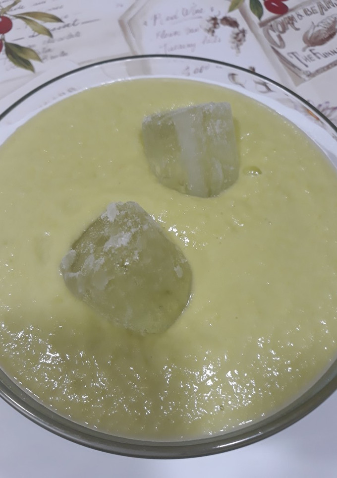 Una foto de Sopa fría de melón aguacate yogur de piña y pepino con jengibre